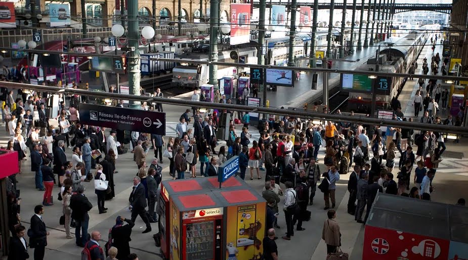 Paris'te Bıçaklı Saldırı: Yaralılar Var