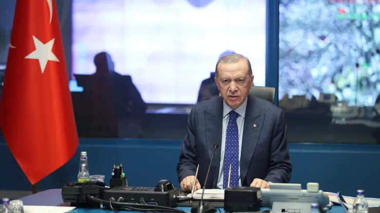 Cumhurbaşkanı Erdoğan, Kahramanmaraş'ın ardından ziyaret ettiği Hatay'da depremlerde 11 ildeki toplam can kaybının 9057'ye yükseldiğini, yaralı sayısının ise 52 bin 979'a ulaştığını söyledi. Türkiye'de Twitter'a erişim kısıtlaması getirildi.