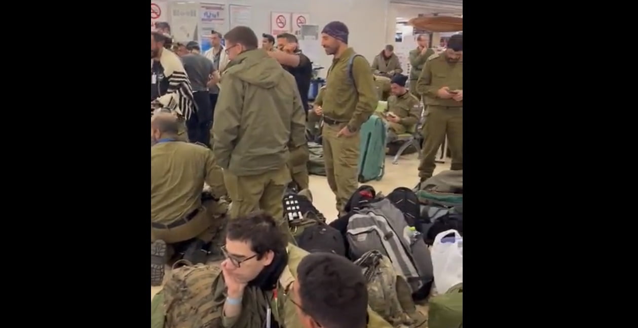 Twitter hesabından video paylaşan Fatih Altaylı "30 doktor 100 yardım görevlisi 50 hemşire İsrail ekibi havalimanında bekletiliyor.
