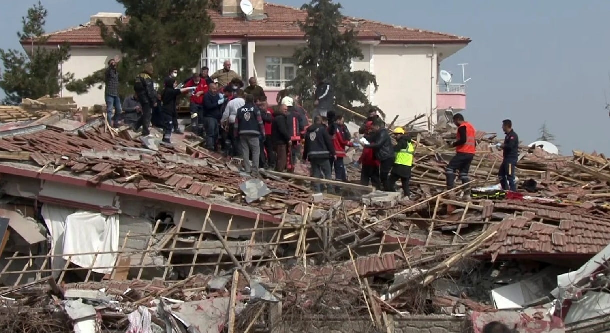 Yeşilyurt Depremi: 29 Bina Yıkıldı