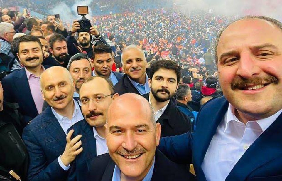 Bir takımın şampiyonluğu kutlanırken 4 bakan selfie verdiğinde siyaset olmuyor mu?