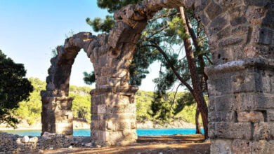 Bölge halkı ve tüm Türkiye'de Kültür ve Turizm Bakanlığı'nın Phaselis Antik Kenti'ni betonla dolduracak olduğu bu projeye tepkiler sürüyor.
