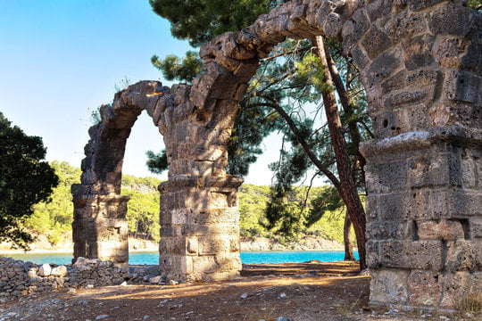 Bölge halkı ve tüm Türkiye'de Kültür ve Turizm Bakanlığı'nın Phaselis Antik Kenti'ni betonla dolduracak olduğu bu projeye tepkiler sürüyor.