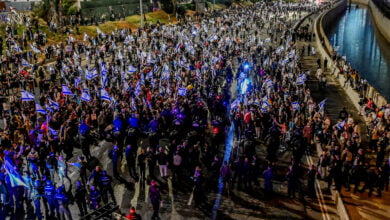 İsrail'de kitlesel protestolar sonucu Netanyahu, bu sabah yapacağı konuşmayı erteledi.