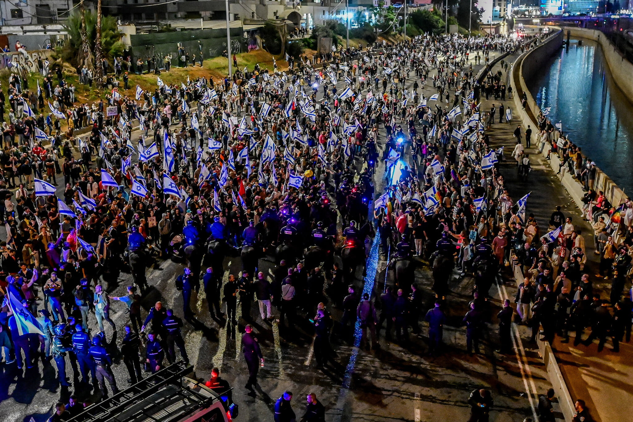 İsrail'de kitlesel protestolar sonucu Netanyahu, bu sabah yapacağı konuşmayı erteledi.