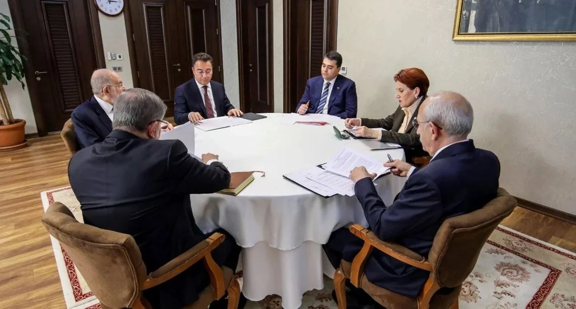 Kemal Kılıçdaroğlu'dan Tek Cümlelik Açıklama 1 İYİ Parti lideri Meral Akşener'in Mansur Yavaş ya da Ekrem İmamoğlu'nun Cumhurbaşkanı Adayı olması konusunda görüş bildirmesinin ardından CHP lideri Kemal Kılıçdaroğlu'ndan ilk açıklama geldi.