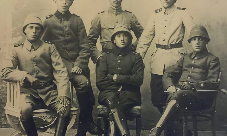 Oturanlardan ortadaki Moşe Şaret diğer Musevi Osmanlı subayları ile birlikte