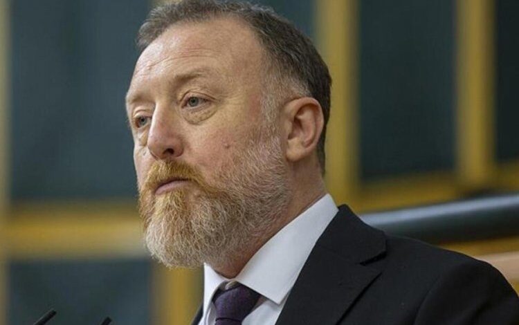 HDP'li Sezai Temelli'den ilginç paylaşım: Rengi değişse de zihniyeti değişmez. 6 HDP'li Sezai Temelli, Meral Akşener'in 6'lı masadan ayrılması sonrasında paylaştığı tweette "Yanlış hayat nasıl doğru yaşansın, yanlış masa nasıl doğru siyaset üretsin?"