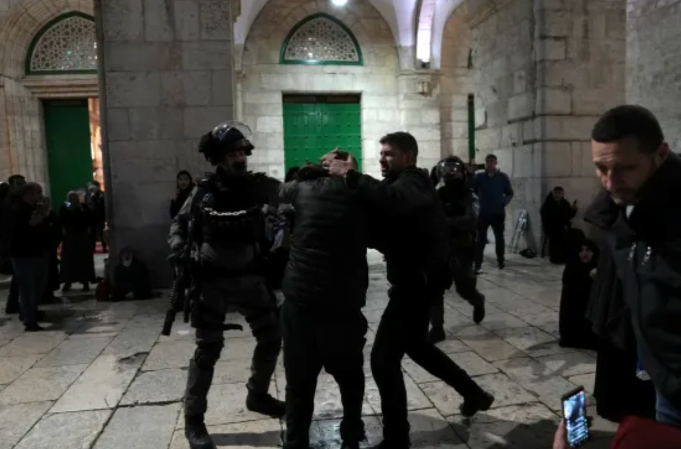 İsrail polisi sabaha karşı Ramazan namazı sırasında Mescid-i Aksa'yı baskın yaptı ve ses bombası attı.