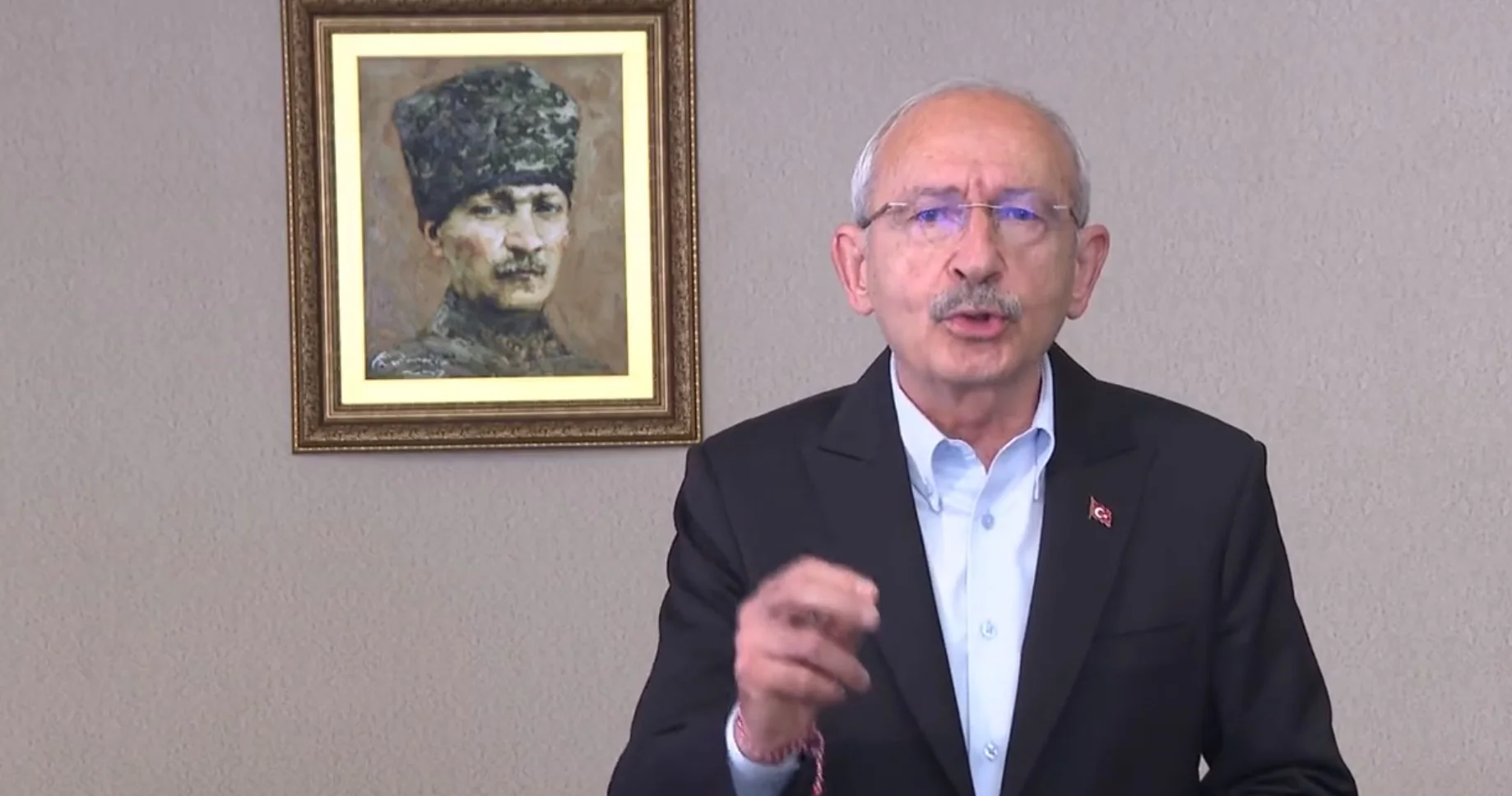 Kılıçdaroğlu Dil Değiştirdi: Mülteciler, Amerika, Rusya, FETÖ, Balyoz, Domuz Bağı 1 Kemal Kılıçdaroğlu yeni video paylaştı.