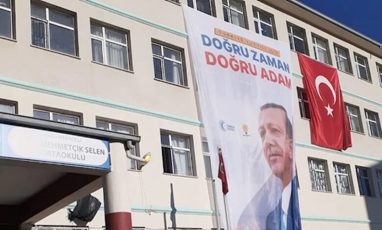 Ortaokula Erdoğan'ın Seçim Afişi Asıldı!