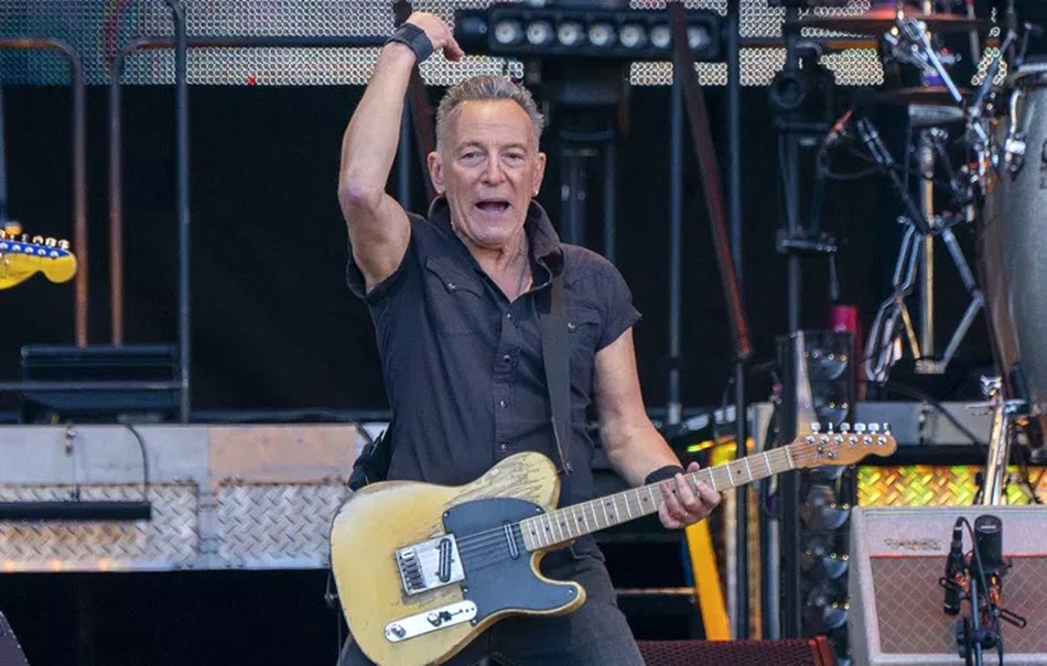 Bruce Springsteen Sahnede Yere Düştü