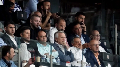 Sezonun ilk maçında Beşiktaş tribünlerinden 'yönetim istifa' sesleri yükselirken, taraftar Ahmet Nur Çebi'ye Trabzonuna Başkan Olsana tezahüratlarında bulundu