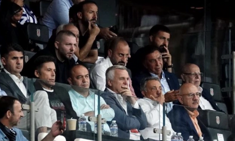 Sezonun ilk maçında Beşiktaş tribünlerinden 'yönetim istifa' sesleri yükselirken, taraftar Ahmet Nur Çebi'ye Trabzonuna Başkan Olsana tezahüratlarında bulundu