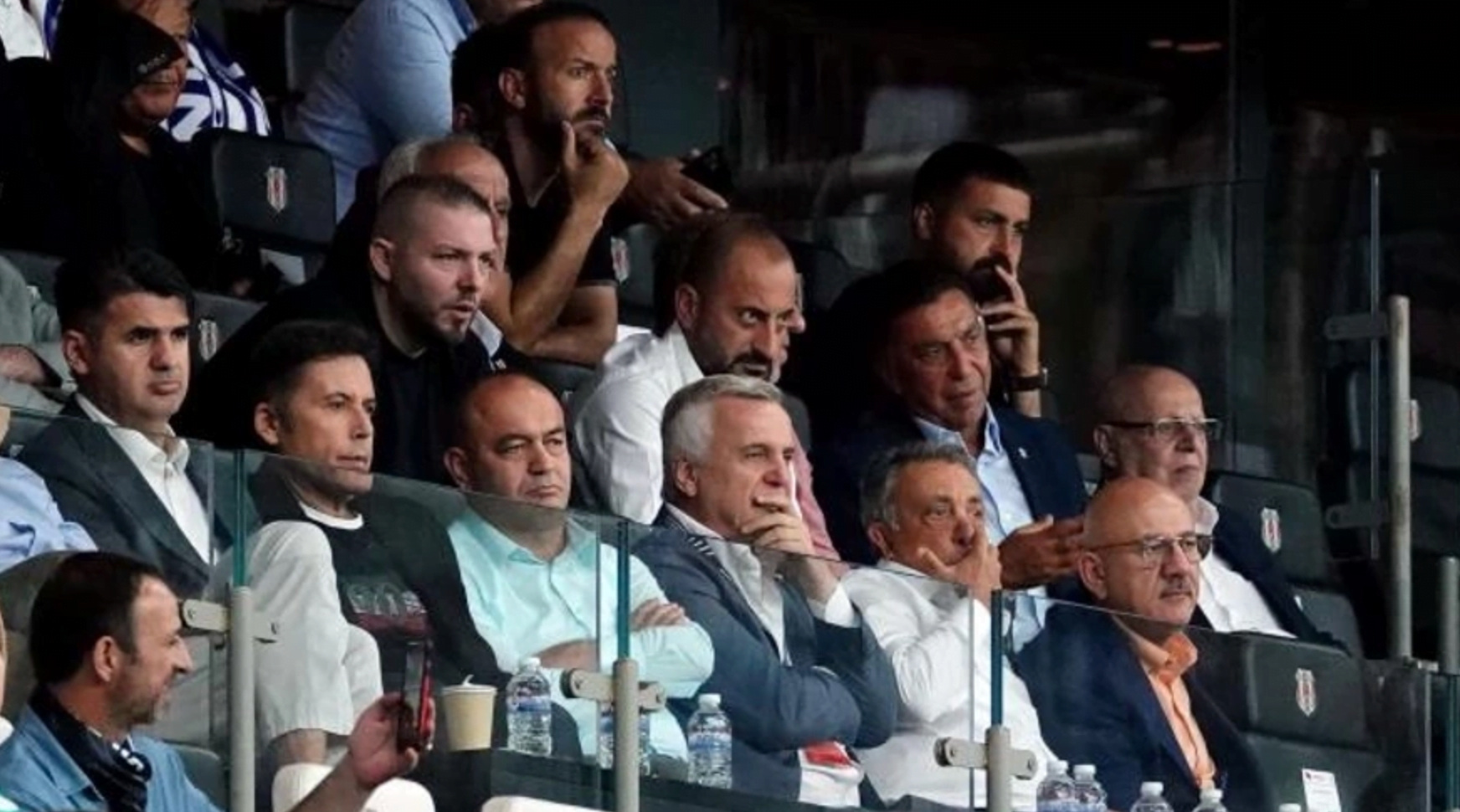 Sezonun ilk maçında Beşiktaş tribünlerinden 'yönetim istifa' sesleri yükselirken, taraftar Ahmet Nur Çebi'ye Trabzonuna Başkan Olsana tezahüratlarında bulundu