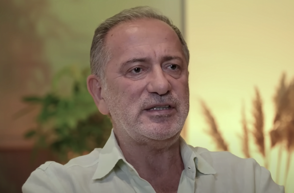 Habertürk Gazetesinden ayrılan gazeteci yazar Fatih Altaylı, sosyal medya ve Youtube kanalından futboldan siyasete kadar gündemi kendine özgü tarzıyla gündemi yorumluyor.