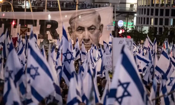 İsrail'deki protestolar yoğunlaşırken Benjamin Netanyahu'ya kalp pili takıldı.