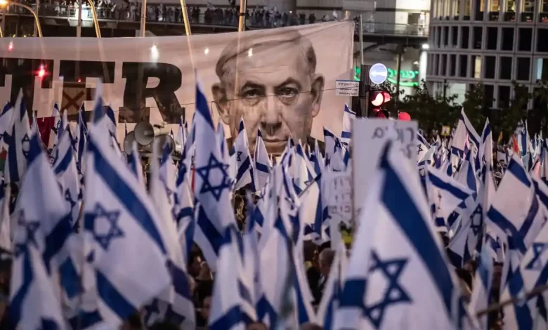 İsrail'deki protestolar yoğunlaşırken Benjamin Netanyahu'ya kalp pili takıldı.