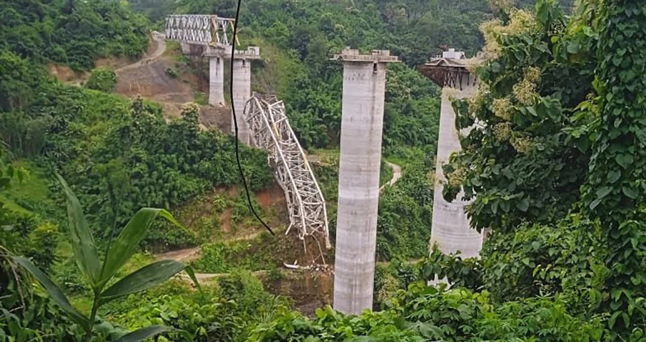 Hindistan'da Köprü Çöktü
