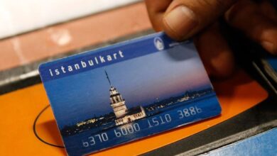 İstanbul'da toplu taşıma ücretlerine zam geldi. Alınan kararla otobüs, metro ve tramvayda tam bilet 15 lira oldu.