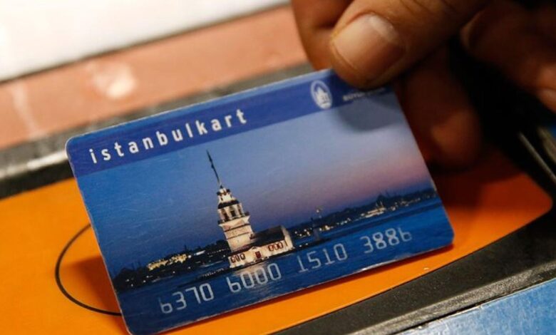 İstanbul'da toplu taşıma ücretlerine zam geldi. Alınan kararla otobüs, metro ve tramvayda tam bilet 15 lira oldu.