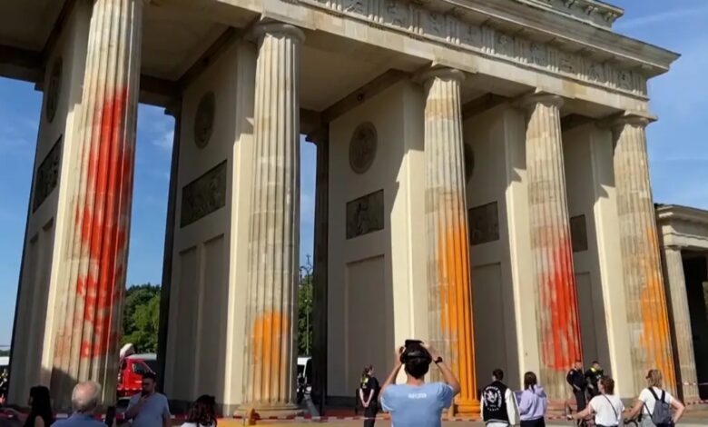 İklim Aktivistleri Tarihi Kapıya Zarar Verdi 3 Brandenburg Kapısı Boyandı