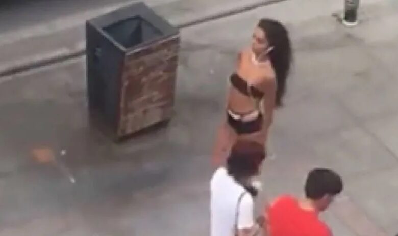 Caddede Bikiniyle Gezen Mankene Kütüphane Cezası 10 Melisa Aydınalp