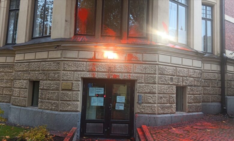 Finlandiya'da, Türkiye'nin Helsinki Büyükelçiliğinin girişine boyalı ve sis bombalı saldırı düzenlendi.