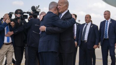 Joe Biden'dan ateşkes açıklaması 12 ABD Başkanı Joe Biden, Biden, Hamas'ın elindeki tüm rehineler salındıktan sonra ateşkesin konuşulabileceğini belirtti.