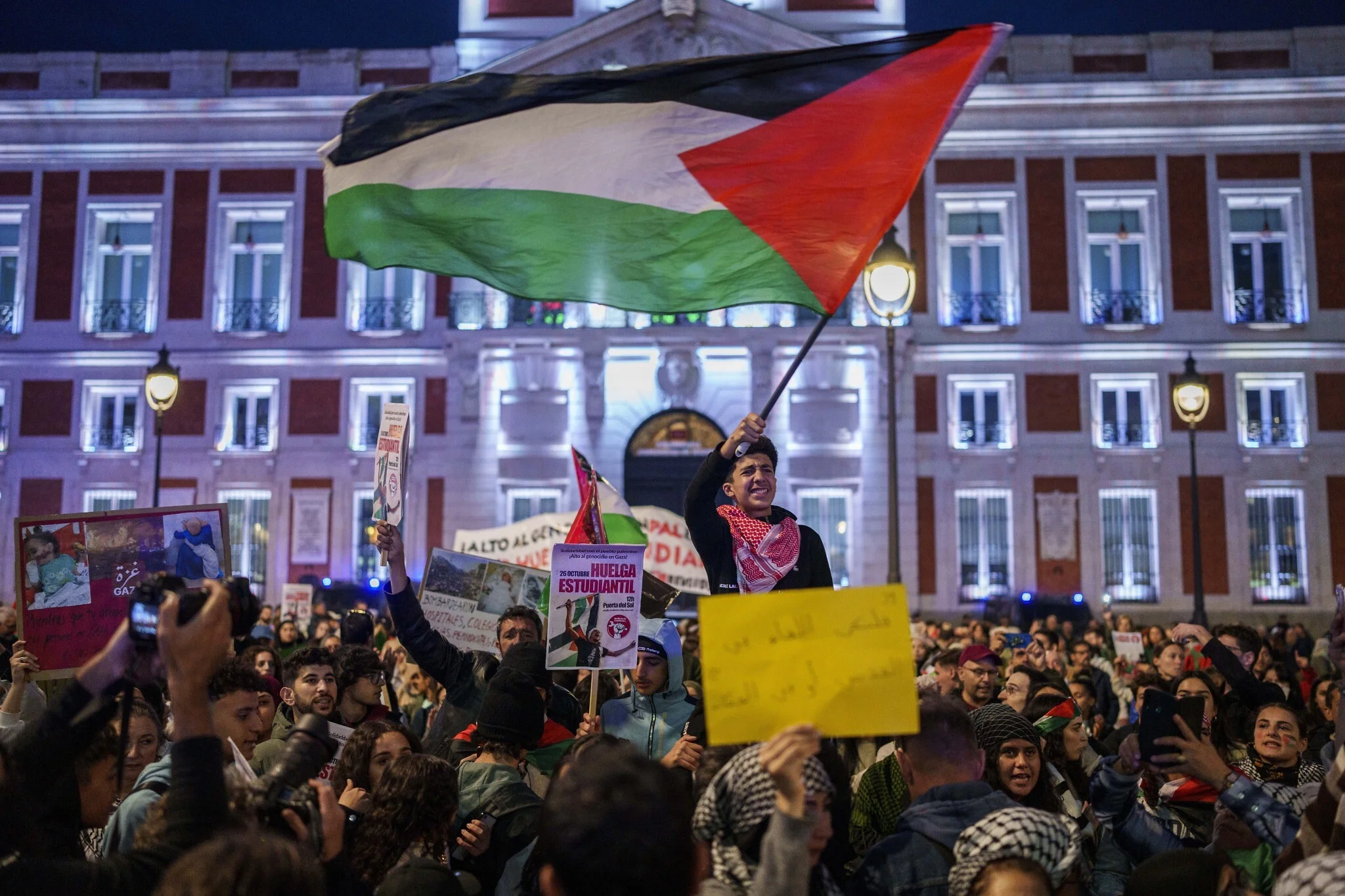 Latin Amerika'da İsrail protestosu 1 Latin Amerika ülkelerinden Kolombiya, Venezuela, Peru ve Meksika'da yüzlerce kişi, İsrail'in Gazze'ye yönelik devam eden saldırılarına tepki gösterdi.