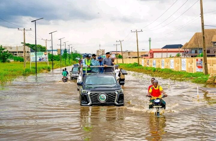 Nijerya’da Oyan Barajı’nın taşmasıyla Ogun ve Lagos eyaletlerinde su baskınları yaşandı.