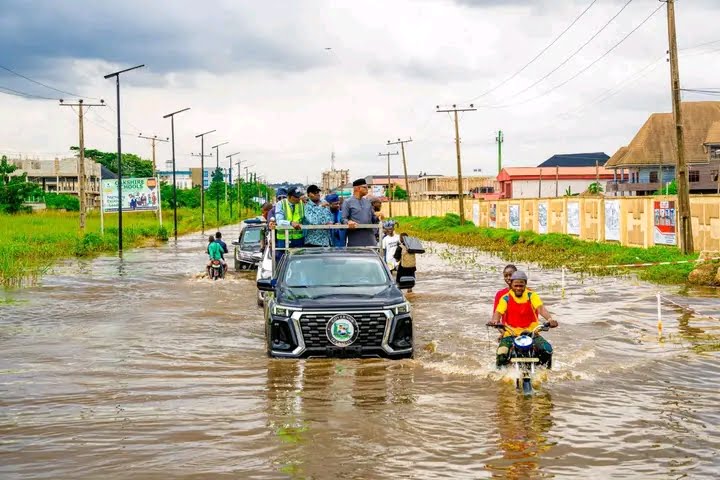 Nijerya’da Oyan Barajı’nın taşmasıyla Ogun ve Lagos eyaletlerinde su baskınları yaşandı.