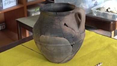 Oluz Höyük’te Perslere ait saray yemeği bulundu 15 Amasya’daki Oluz Höyük kazılarında Pers dönemine ait saray mutfağında 2 bin 500 yıllık toprak tencere ile içinde kemik parçaları ve tahıl taneleri bulundu.