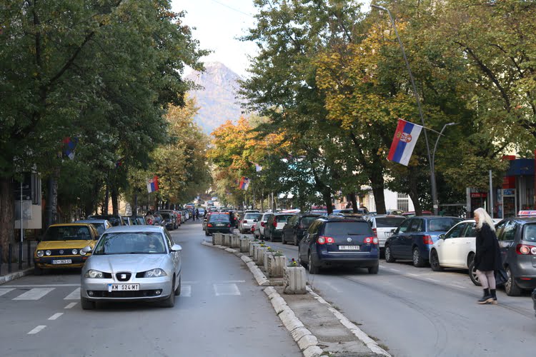 Kosova'nın kuzeyinde yaklaşık 1500 Sırp, Sırbistan kurumları tarafından verilen ve Kosova şehirlerini simgeleyen araç plakalarını, Kosova Cumhuriyeti (RKS) plakalarıyla değiştirdi.