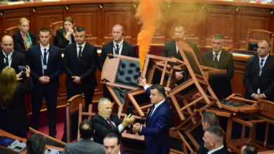 Arnavutluk Meclisi’nde yaşanan olaylar şaşkınlık yarattı. Muhalefet milletvekilleri mecliste sis bombası attı.