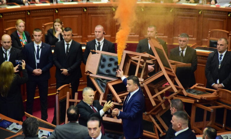 Arnavutluk Meclisi’nde yaşanan olaylar şaşkınlık yarattı. Muhalefet milletvekilleri mecliste sis bombası attı.
