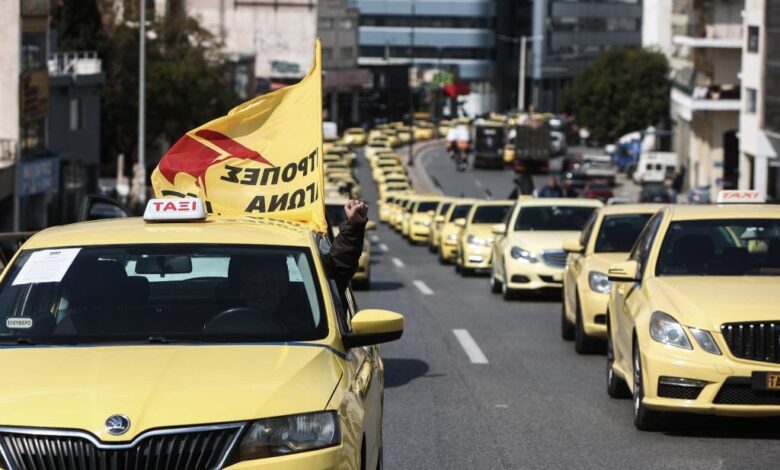 Yunanistan'ın başkenti Atina'da taksiciler, hükümetin hazırlığını yaptığı yeni vergi yasasını protesto etmek üzere iş bırakma eylemi düzenledi.