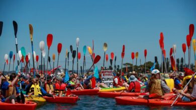 Avustralya’nın Yeni Güney Galler eyaletinde yüzlerce aktivist Newcastle limanını kanolarla kapattı.