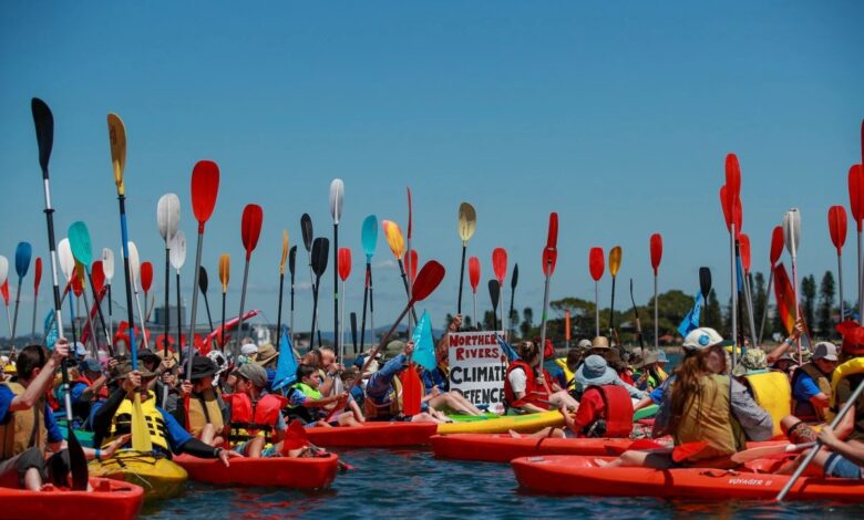 Avustralya’nın Yeni Güney Galler eyaletinde yüzlerce aktivist Newcastle limanını kanolarla kapattı.