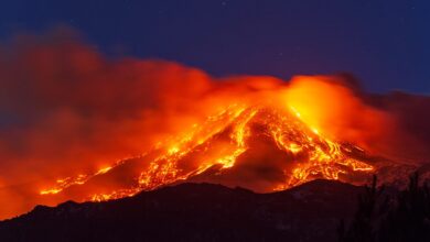 İtalya'nın Sicilya Adası bulunan Etna Yanardağı yeniden faaliyete geçti.