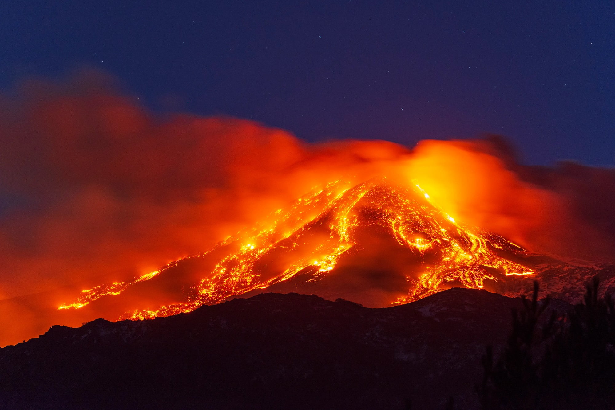 İtalya'nın Sicilya Adası bulunan Etna Yanardağı yeniden faaliyete geçti.