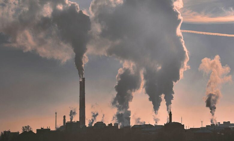 Hükümetlerin, küresel ısınmayı 1,5 dereceyle sınırlandırmak için tutarlı olan miktardan iki kat fazla fosil yakıt üretimi planladığı tespit edildi.