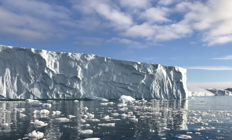 Grönland'da buzullar 5 kat daha hızlı erimeye başladı 13 Bilim insanları yaptıkları araştırmayla gelecek adına korkutan bir sonuca ulaştı. Grönland'da buzullar 20 yıl önceye göre 5 kat daha hızlı eriyor.