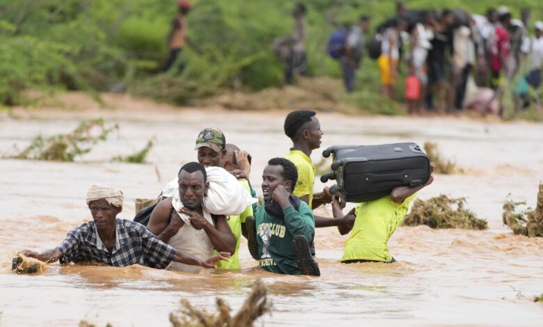 Kenya'da Kasım ayı ortasından bu yana şiddetli yağışlar etkili oluyor. Şiddetli yağışlar sonucunda meydana gelen sellerde ölenlerin sayısı 70'e ulaştı.