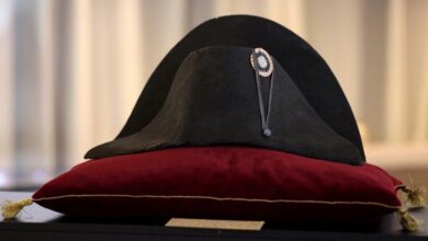 Fransa'nın eski imparatoru Napolyon Bonapart’a ait bicorn şapka, açık artırmayla satıldı.