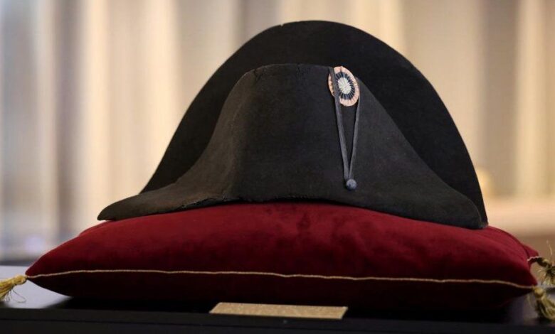 Fransa'nın eski imparatoru Napolyon Bonapart’a ait bicorn şapka, açık artırmayla satıldı.