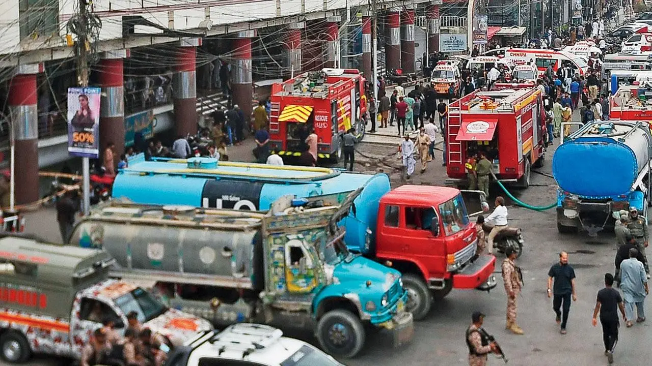 Pakistan'ın Karaçi şehrinde bulunan bir alışveriş merkezinde yangın çıktı. Yangın sebebiyle 11 kişi öldü, 22 kişi yaralandı.