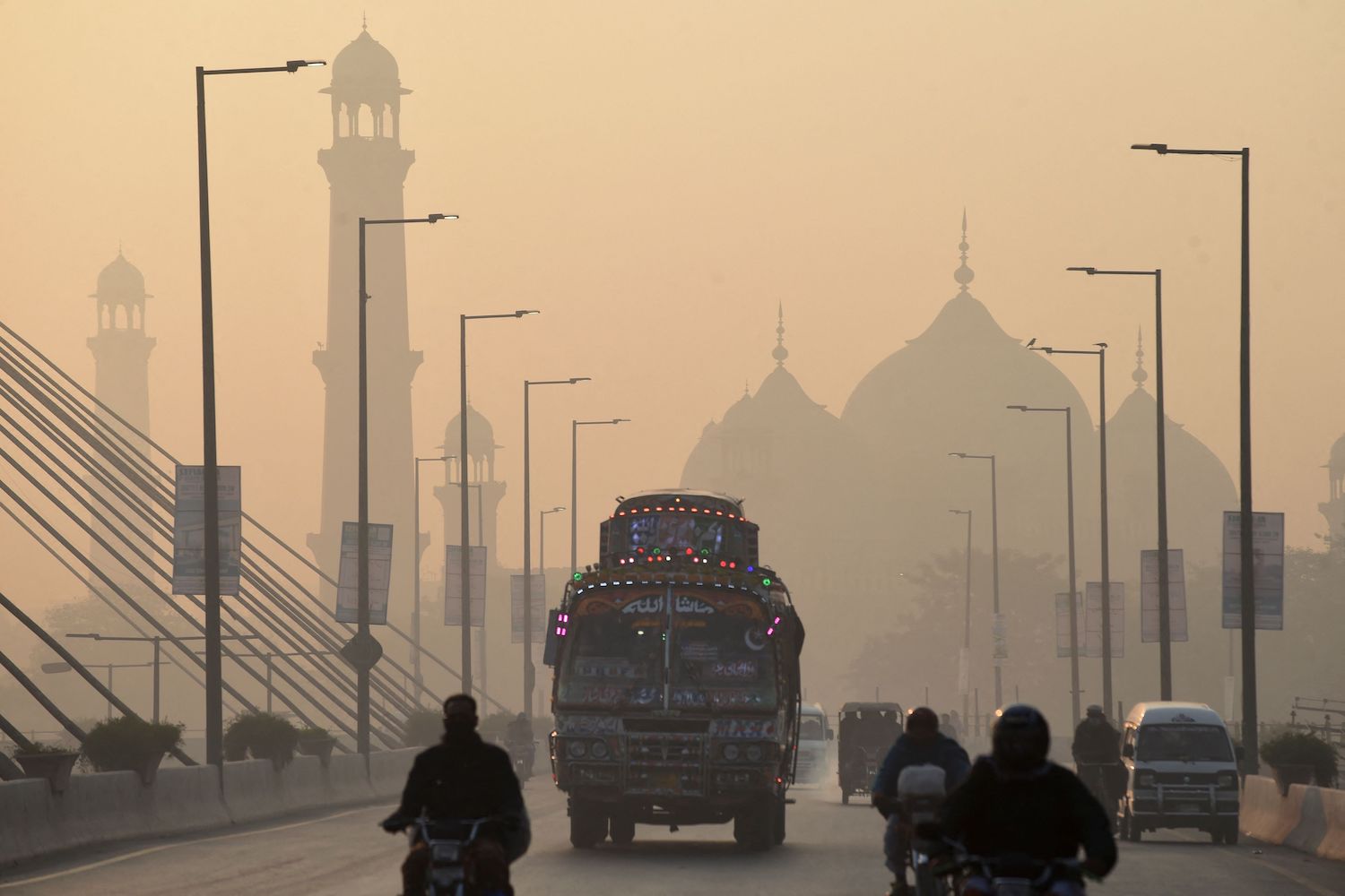 Pakistan’da hava kirliliği tırmandı! Okullar iki gün tatil