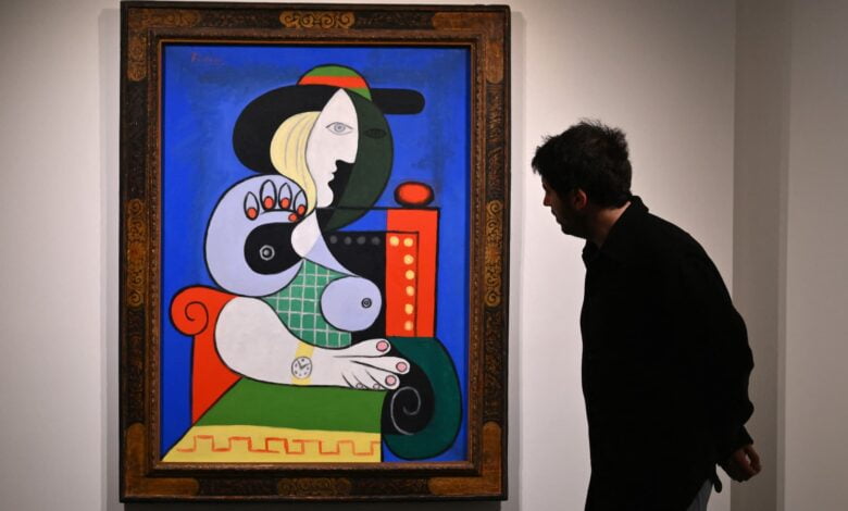 İspanyol ressam Pablo Picasso'nun "ilham perisini" resmettiği ünlü eseri “Femme a la montre” açık artırmada 139.4 milyon dolara satıldı.