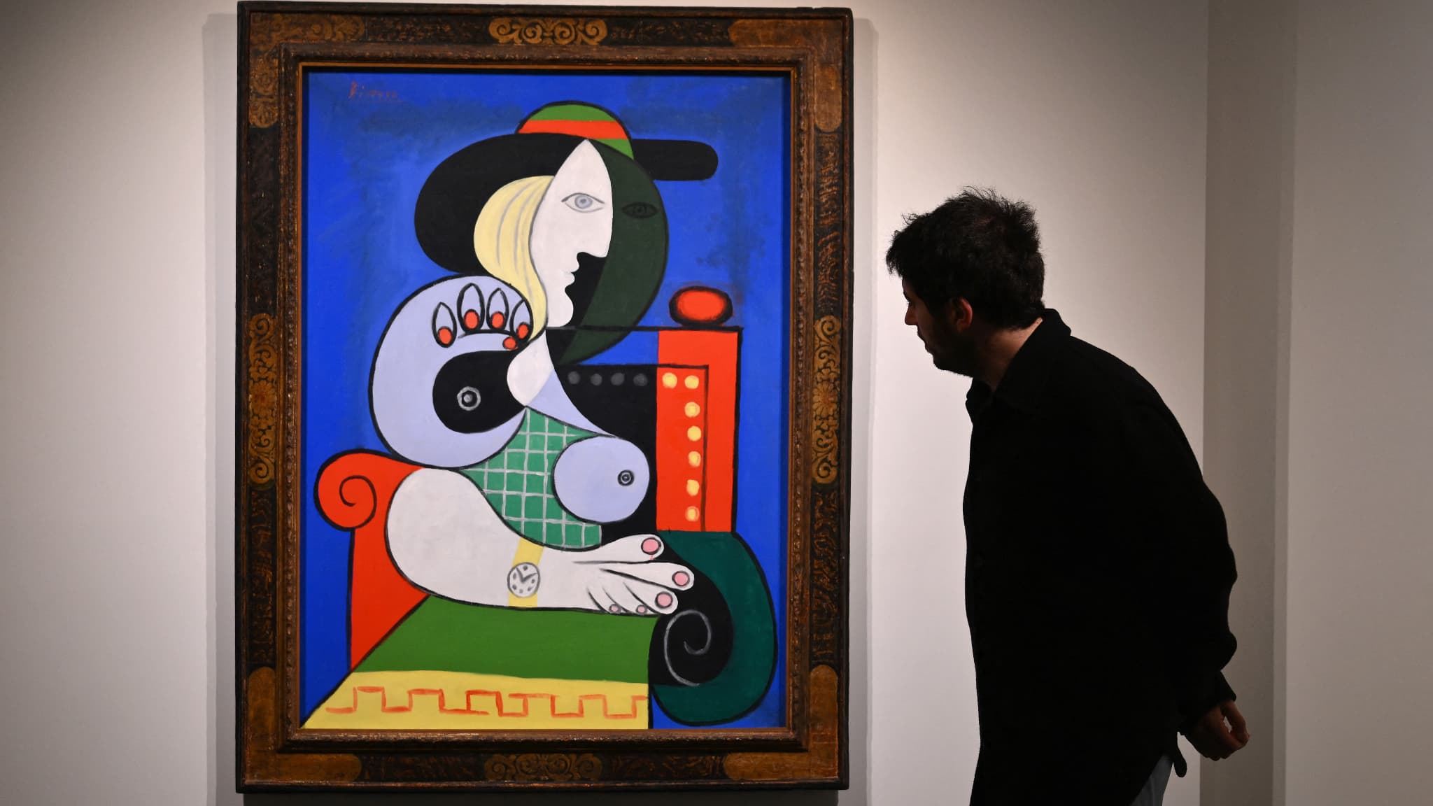 İspanyol ressam Pablo Picasso'nun "ilham perisini" resmettiği ünlü eseri “Femme a la montre” açık artırmada 139.4 milyon dolara satıldı.